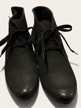 Munro American black leather lace tie ankle booties. Sz7.5